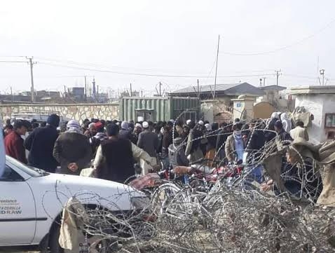 اخذ گذرنامه و کشیدن بار حقارت؛ مردم از بی‌نظمی و بی‌کفایتی در ریاست پاسپورت غزنی شاکی‌اند